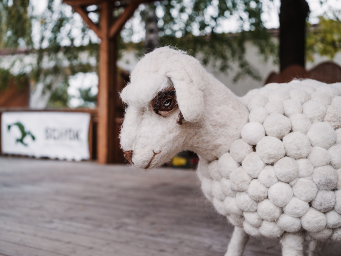 Maskot Asociace zpracovatelů vlny ČR, ovce Bedřiška