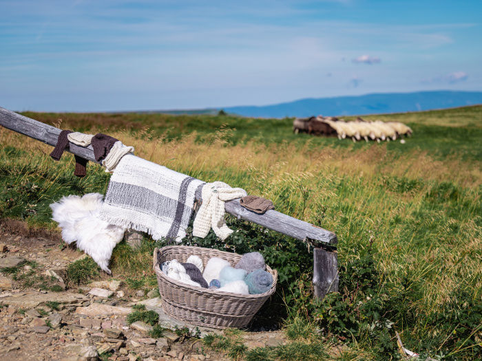Krajina Jeseníků s vlněnými výrobky v popředí